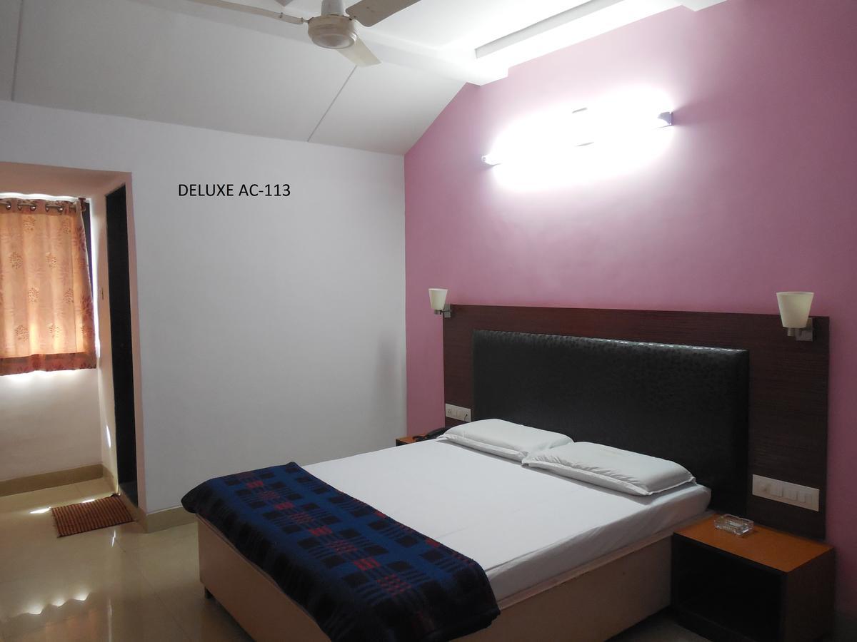 Hotel Silver Springs アーメダバード エクステリア 写真